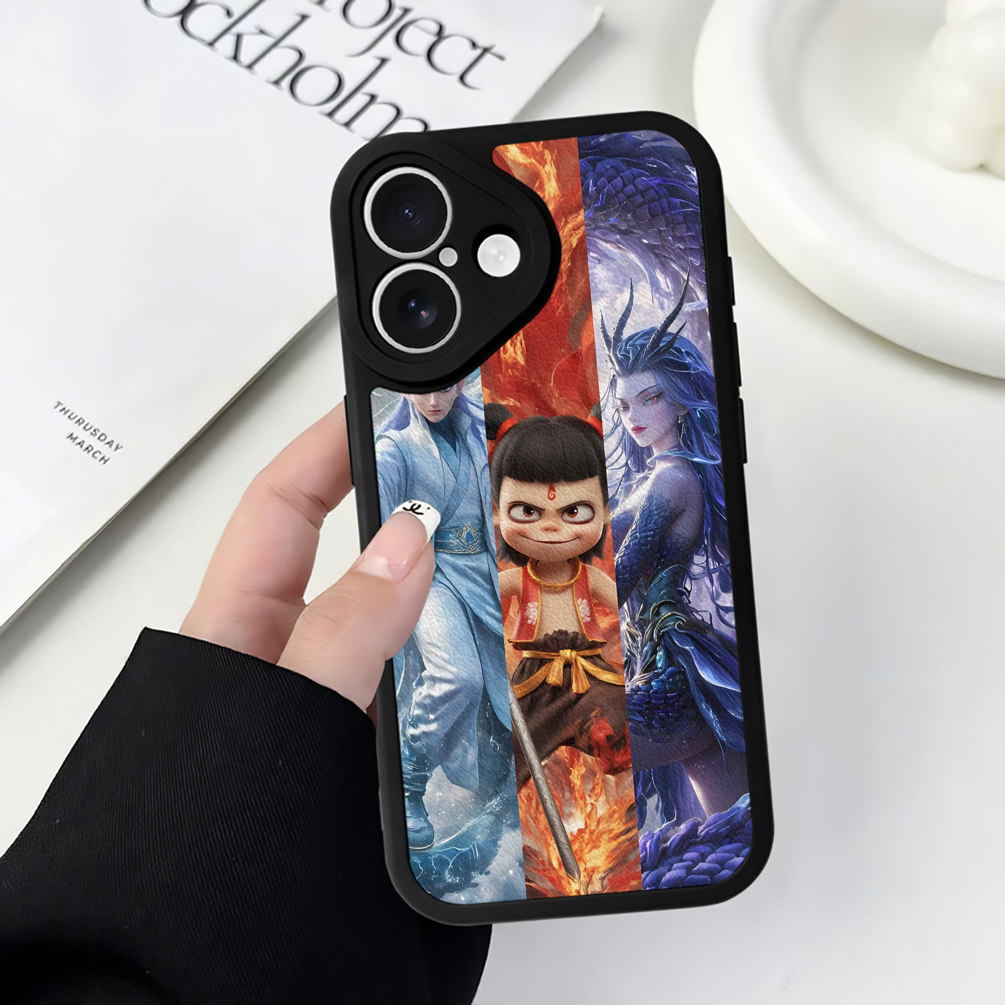 （画像用） Ne Zha 2 ナタ 魔童の大暴れ 【iPhone 16シリーズ対応】シリコンスマホケース（レザー調） 材質：シリコン